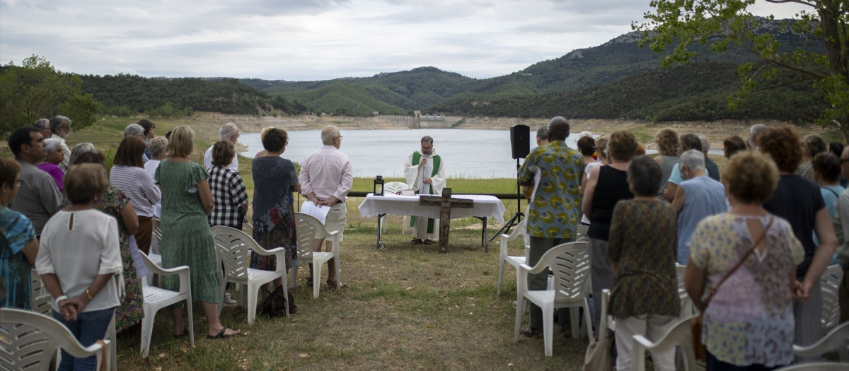 Una misa al aire libre celebrada en Darnius (Gerona) en 2023 para pedir por el fin de la sequía