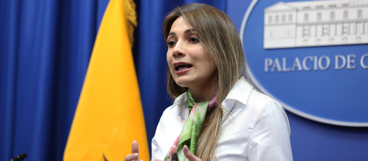 Fotografía cedida por la Presidencia de Ecuador de la portavoz del Gobierno de Ecuador, Carolina Jaramillo, hablando en una rueda de prensa este jueves, en el Palacio de Gobierno en Quito (Ecuador).El presidente de Ecuador, Daniel Noboa, decretó el recorte del Gobierno de 20 a 14 ministerios, y de 9 a 3 las secretarías, y adicionalmente el despido de 5.000 funcionarios públicos de diversas instituciones del Ejecutivo y del Instituto Ecuatoriano de Seguridad Social (IESS), según anunció Jaramillo. EFE/ Presidencia de Ecuador /SOLO USO EDITORIAL/NO VENTAS/SOLO DISPONIBLE PARA ILUSTRAR LA NOTICIA QUE ACOMPAÑA (CRÉDITO OBLIGATORIO)