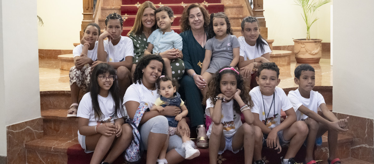 La diputada de Bienestar Social, Marisa Torlà, y la diputada de Juventud, María Tormo, reciben en el Palacio Provincial a los menores llegados desde el campamento de refugiados