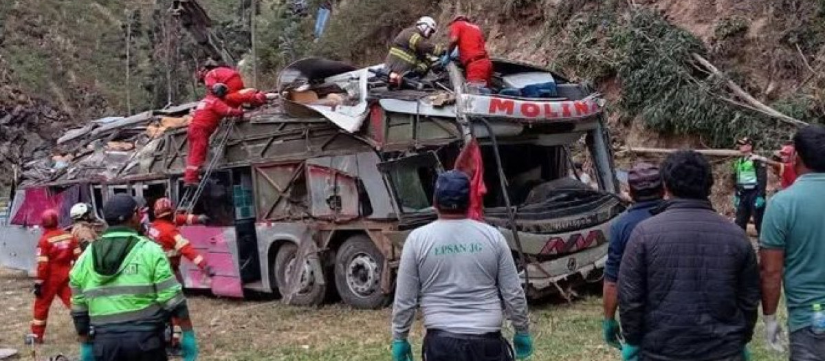 Tragedia en Perú: al menos 15 muertos y 27 heridos tras volcar un autobús interprovincial de pasajeros en los Andes