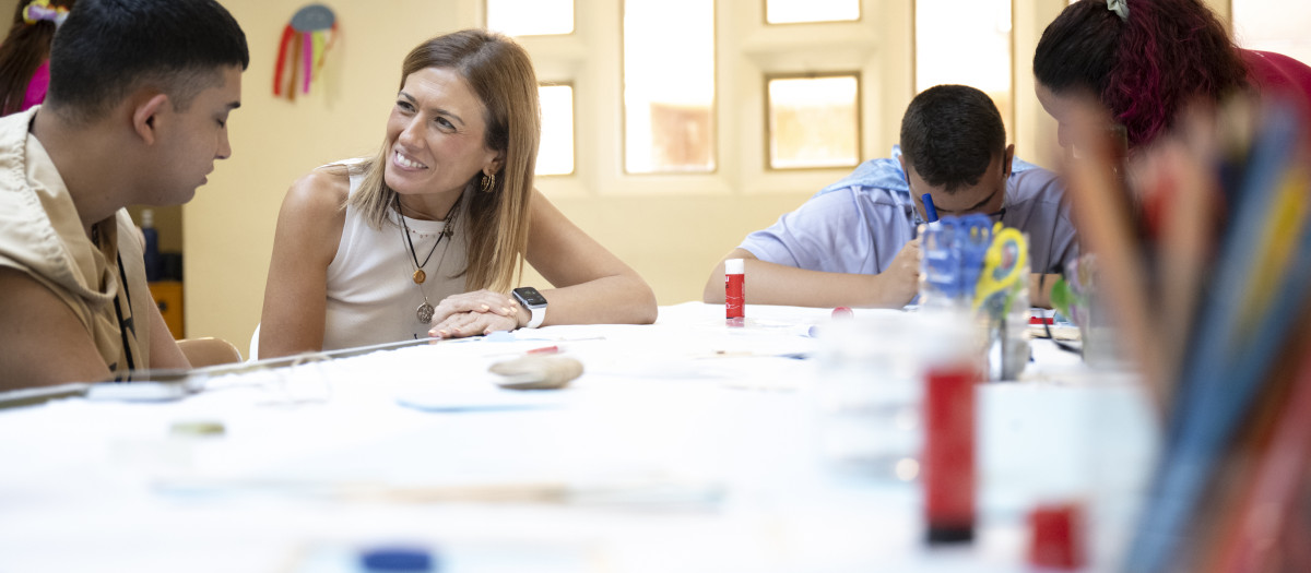 La diputada María Tormo en la escuela verano CEE Penyeta Roja de Castellón