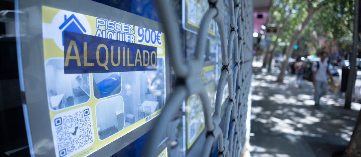 Un cartel de una inmobiliaria