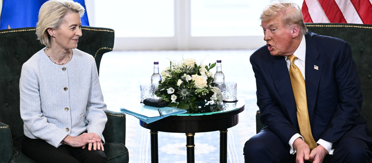 El presidente de Estados Unidos, Donald Trump (der.), conversa con la presidenta de la Comisión Europea, Ursula von der Leyen (izq.), durante una reunión en Turnberry