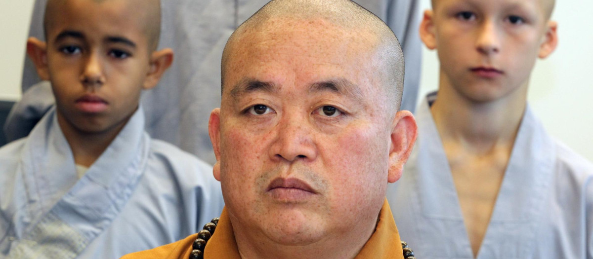 BERLIN (Germany), 28/07/2025.- (FILE) - Shi Yongxin (front), abbot of the Chinese Shaolin temple in Henan, speaks at a press conference held at the Chinese Culture Centre in Berlin, Germany, 07 September 2012 (reissued 28 July 2025). The head of the renowned Shaolin Temple is under investigation for alleged criminal offences, including embezzlement of project funds and temple assets, according to a statement released by the temple on 27 July. (Alemania) EFE/EPA/OLE SPATA GERMANY OUT