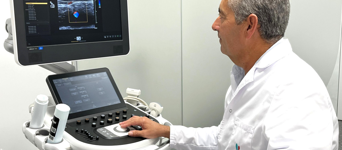 El doctor Sánchez Maestre, de Hospital Quirónsalud Córdoba, realiza una eco-doppler a una paciente en consulta