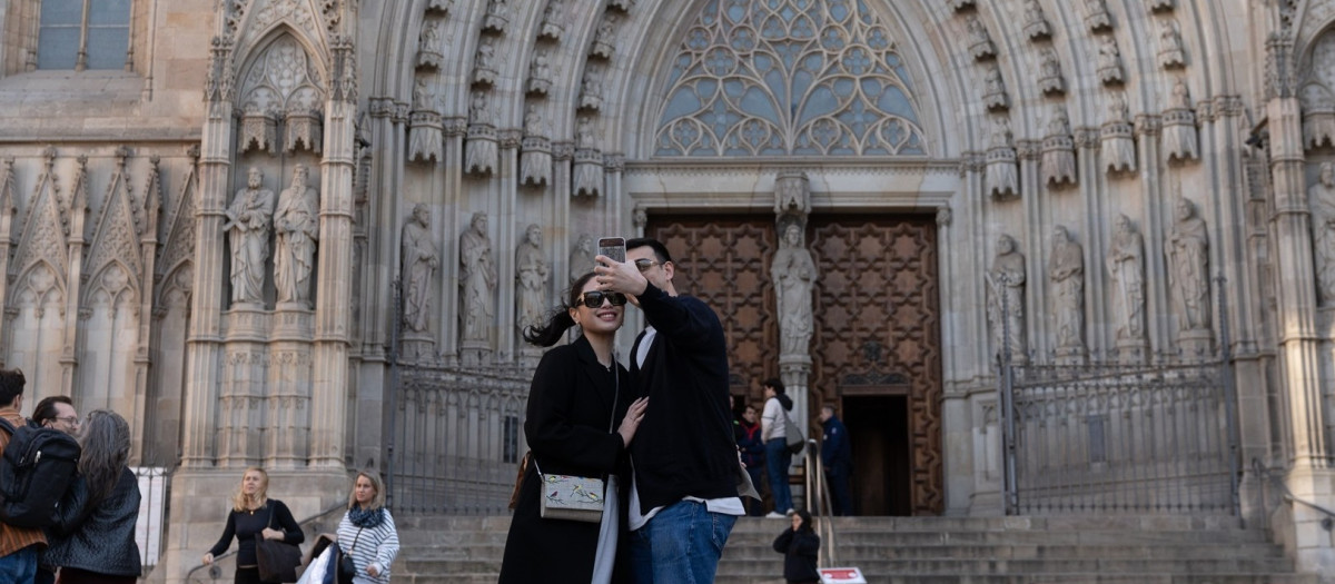 Dos personas se sacan un 'selfie' frente a la Catedral de Barcelona, en una imagen de archivo