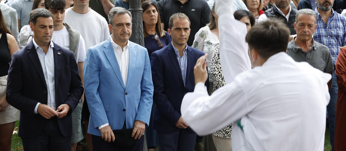 El presidente del PNV, Aitor Esteban (c), y el lehendakari, Imanol Pradales (i), entre otros, han participado este lunes en Bilbao en el acto de conmemoración del 130 aniversario de la fundación del partido, junto a la estatua en homenaje a Sabino Arana