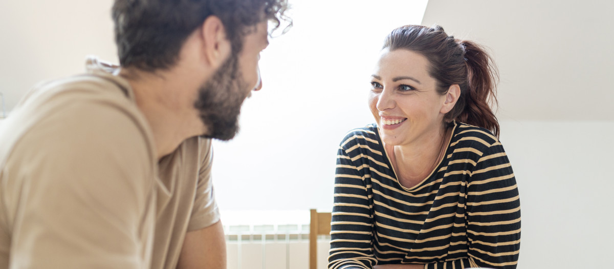 Dos personas manteniendo una conversación