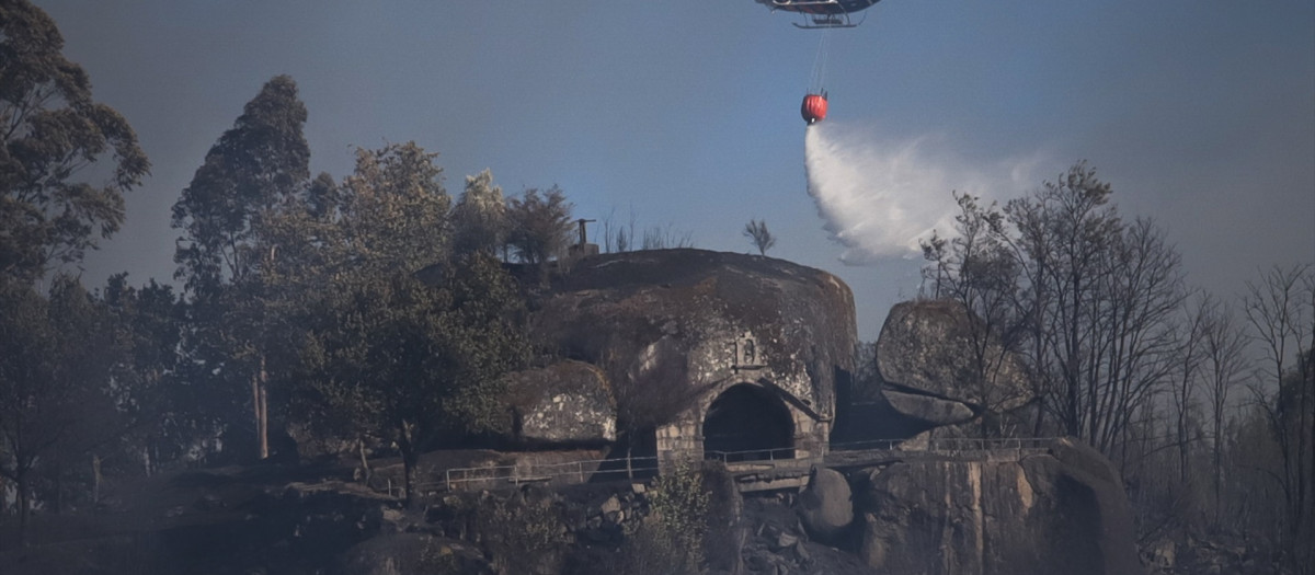 Equipos de los servicios de Emergencias trabajan para extinguir el fuego, a 28 de julio de 2025, en Salvaterra do Miño, Pontevedra, Galicia (España)
