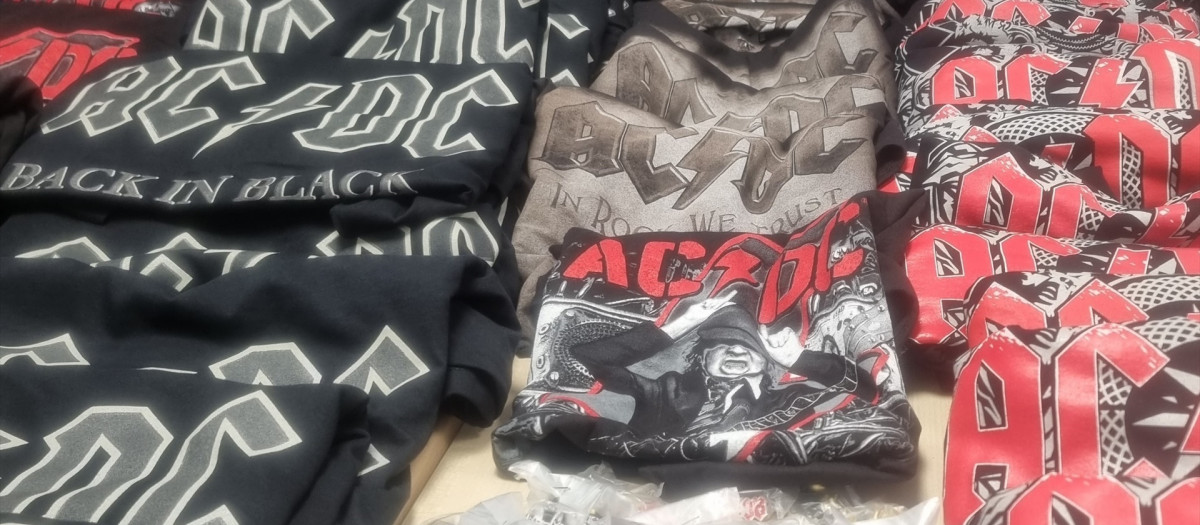 Productos falsos de la banda de rock ACDC incautados en Madrid