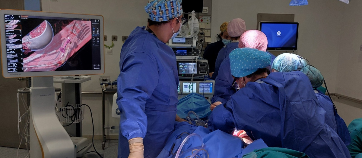 El Hospital Reina Sofía realiza un autotrasplante de peroné que devuelve la movilidad del brazo a un niño de 7 años