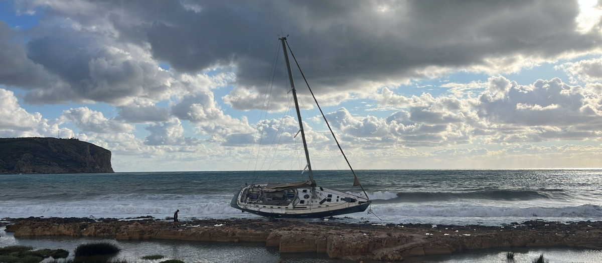 Imagen del velero de 15 metros encallado en Jávea, Alicante