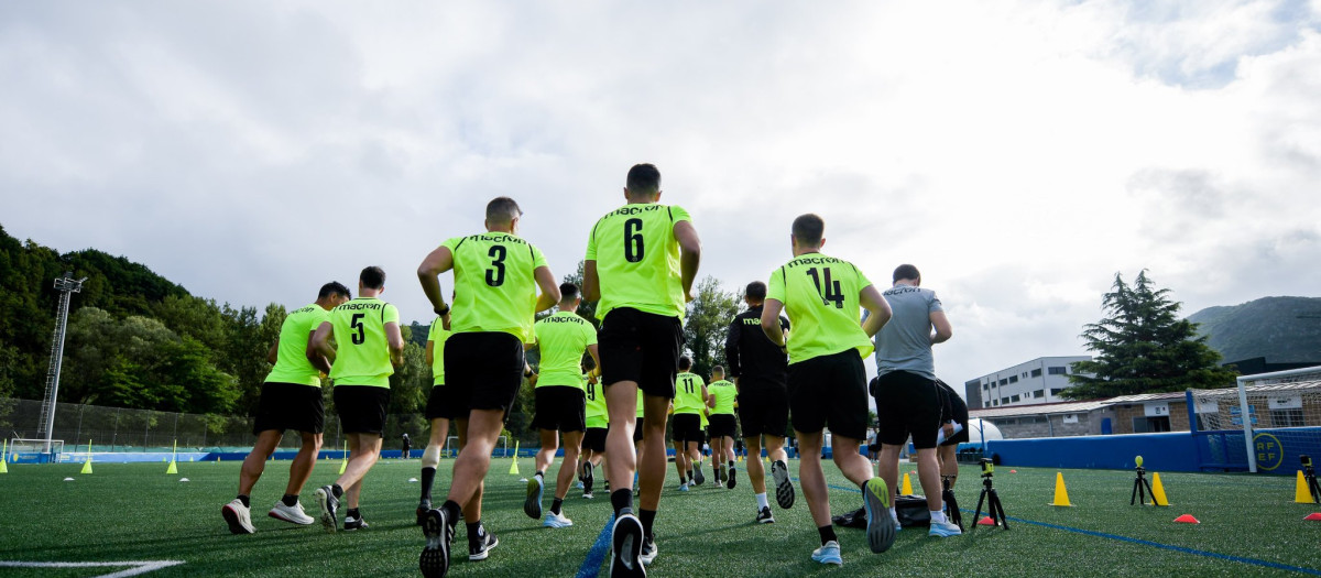 Los árbitros preparan la nueva temporada en Las Caldas (Oviedo)