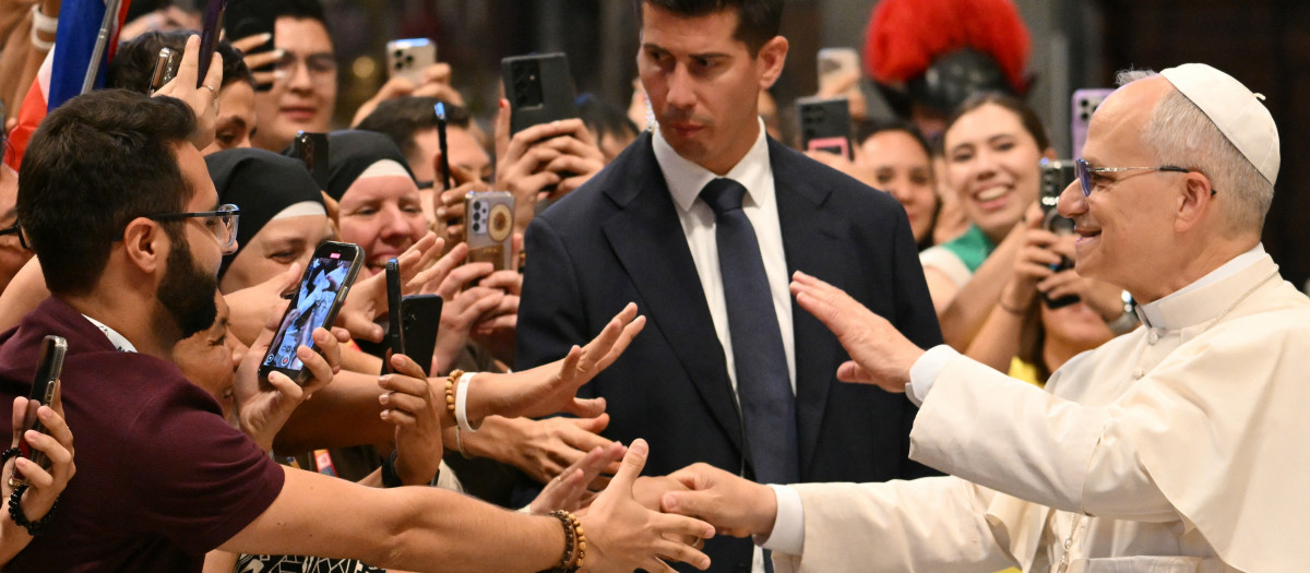 Pope Leo XIV (R) salutes faithful during the mass for the Jubilee of digital missionaries and Catholic influencers celebrated by Filipino Cardinal Luis Antonio Tagle at St. Peters Basilica at the Vatican on July 29, 2025. (Photo by Alberto PIZZOLI / AFP)