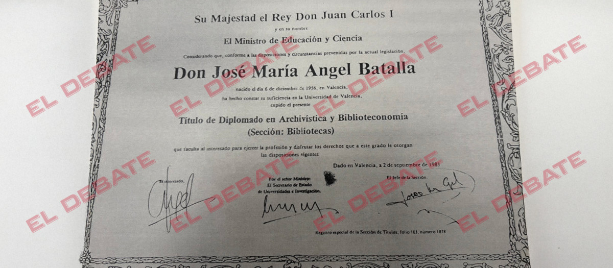 Título de Diplomado en Archivística y Biblioteconomía de José María Angel Batalla