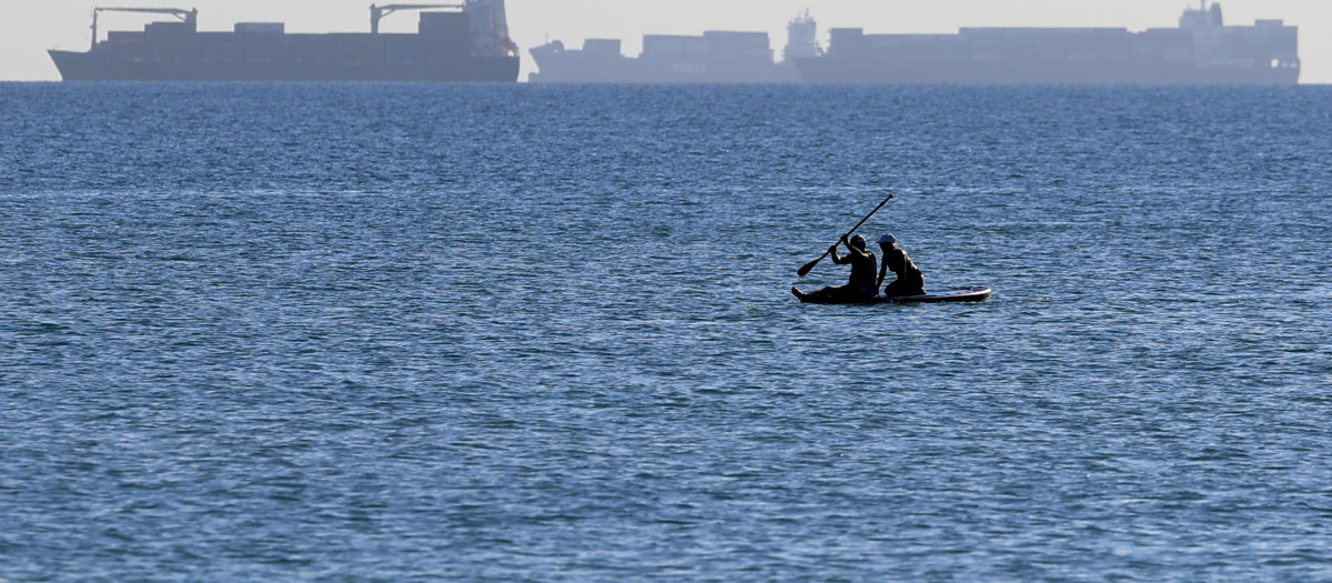 Imagen de archivo de dos personas disfrutando del paddle surf en aguas de la playa de El Saler, en Valencia