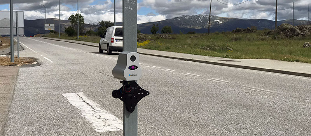 Radar colocado en una travesía y detrás de una señal