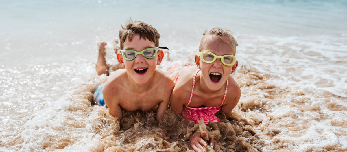Unos niños juegan en la playa