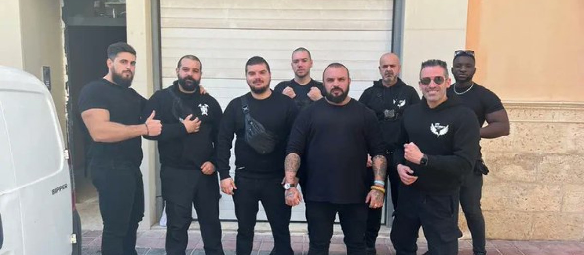 Imagen de los miembros de APD Security Iberia, la empresa de desokupación que se encarga de la mediación