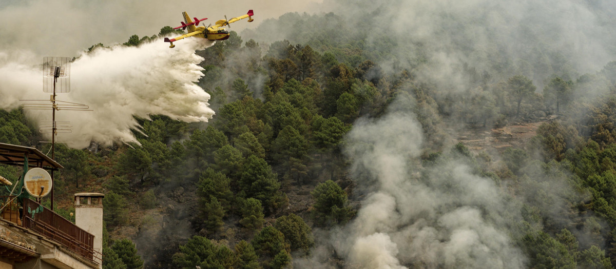 Incendio que se declaró en la noche del lunes en el Barranco de las Cinco Villas, Ávila