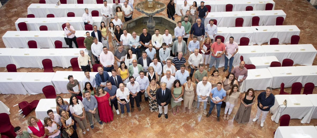 El Patio Barroco del Palacio de la Merced ha acogido la firma por parte de ayuntamientos, ELAs y mancomunidades de la provincia de los convenios del Plan Provincial de Reactivación Económica