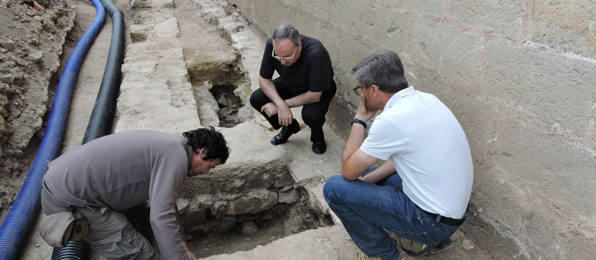 Imagen junto a los restos de la cimentación de una posible iglesia medieval bajo el  santuario de Sant Joan de Penyagolosa
