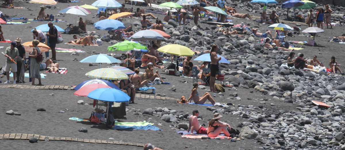 Imagen de archivo de decenas de turistas en una playa