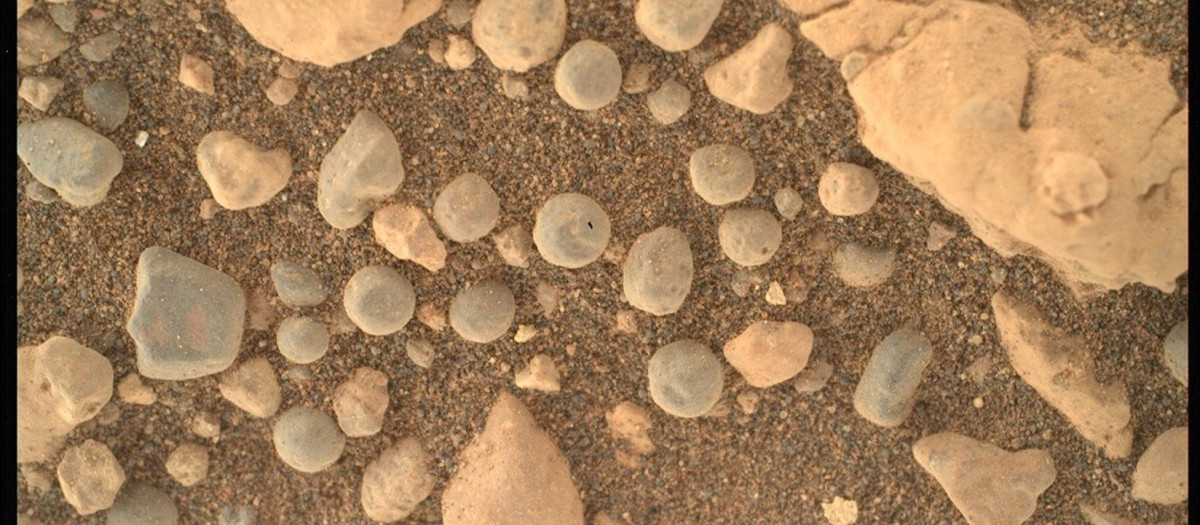 El rover Perseverance de la NASA capturó esta imagen de regolito con esferulas en Rowsell Hill con su cámara WATSON, montada en su brazo, el 5 de julio de 2025