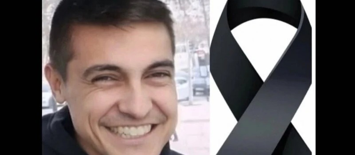 El agricultor David Lafoz junto a un crespón negro en señal de luto