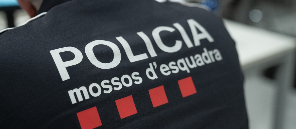 (Foto de ARCHIVO)
Un agente de los Mossos d'Esquadra durante el dispositivo de Mossos para el GP de F1, 30 de mayo de 2025, en Montmeló, Barcelona, Catalunya (España). Los Mossos d'Esquadra han desplegado un dispositivo que llega a los 620 agentes desde hoy hasta el domingo, 1 de junio para el Gran Premio de Fórmula 1 en el Circuit de Catalunya de Montmeló (Barcelona), con el objetivo de garantizar la seguridad en las inmediaciones y en su interior, así como la movilidad de su entorno en coordinación con el Servei Català de Trànsit (SCT). En total, Mossos cifra en 58.000 las personas que pueden visitar el circuito hoy, pero el número puede ascender hasta los 125.000 que lleguen el próximo domingo.

David Zorrakino / Europa Press
30 MAYO 2025;DEPORTE;F1;DISPOSITIVO
30/5/2025