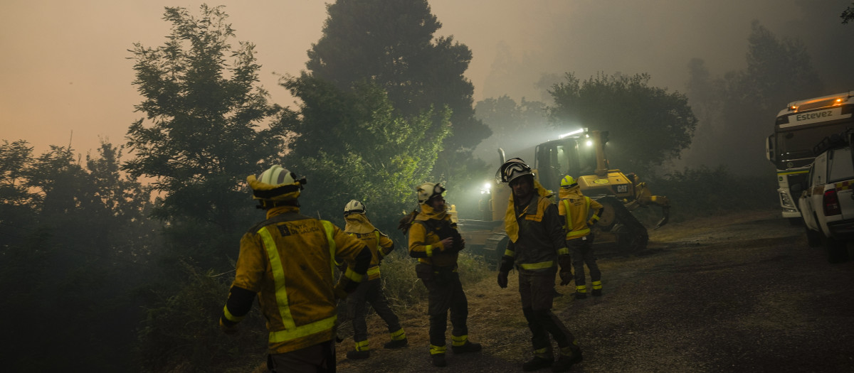 Varias personas trabajan en las labores de extinción, a 30 de julio de 2025, en A Cañiza, Pontevedra, Galicia (España). El municipio pontevedrés registra dos incendios simultáneos, que se han iniciado en la tarde de este miércoles. Uno de ellos, en la parroquia de O Couto, ha obligado a que se decrete la 'Situación 2' como medida preventiva, ante la proximidad a viviendas del núcleo de Nogueiró.  Según informa la Consellería do Medio Rural, el fuego se inició a las 16.23 horas y, según las últimas estimaciones provisionales ha quemado ya alrededor de 100 hectáreas. El segundo de los fuegos de esta localidad, según fuentes del departamento autonómico consultadas por Europa Press, se ha originado en la parroquia de Oroso, en A Cañiza, sobre las 16,14 horas y todavía no hay una estimación de superficie afectada.

Adrián Irago / Europa Press
30 JULIO 2025;FUEGO;INCENDIO;PONTEVEDRA;GALIZA;EXTINCIÓN;
30/7/2025