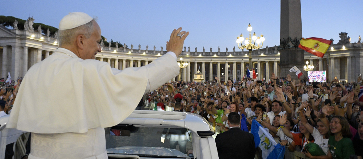 CIUDAD DEL VATICANO, 29/07/2025.- El papa León XIV saludó este martes por sorpresa a unos 120.000 jóvenes reunidos en la plaza de San Pedro del Vaticano y sus aledaños, al recorrerlos a bordo de su papamóvil al término de la misa de bienvenida del Jubileo de la Juventud, que se celebra esta semana con numerosos actos. EFE/Dicasterio para la Comunicación del Vaticano SOLO USO EDITORIAL/SOLO DISPONIBLE PARA ILUSTRAR LA NOTICIA QUE ACOMPAÑA (CRÉDITO OBLIGATORIO)