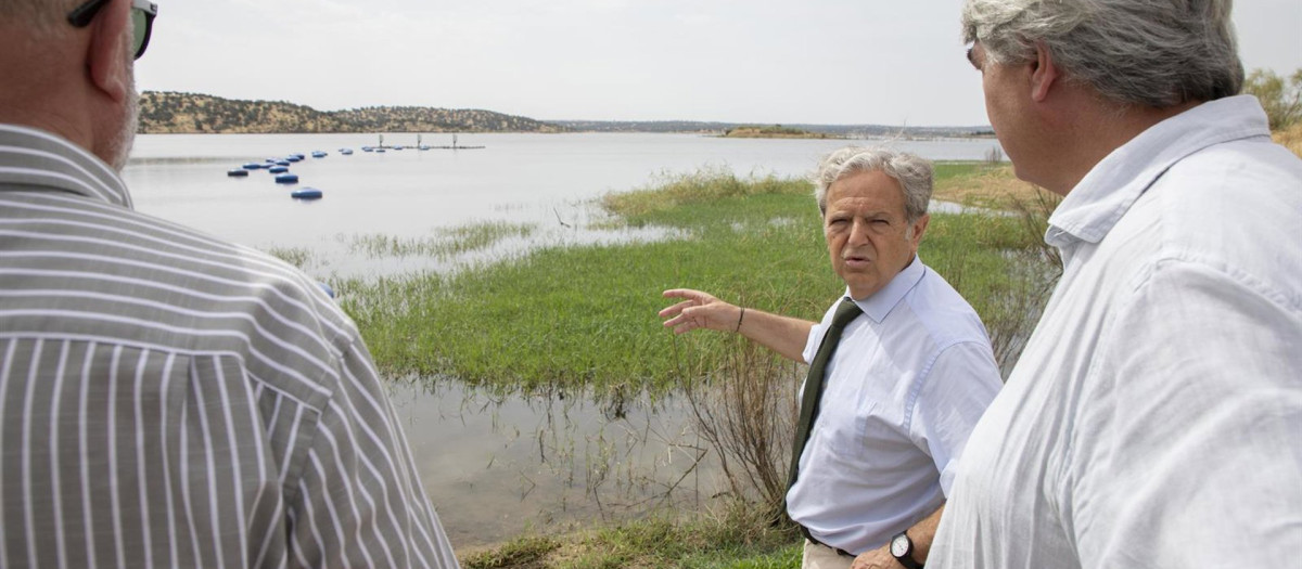 El presidente de la Diputación de Córdoba, Salvador Fuentes, visita el embalse de La Colada