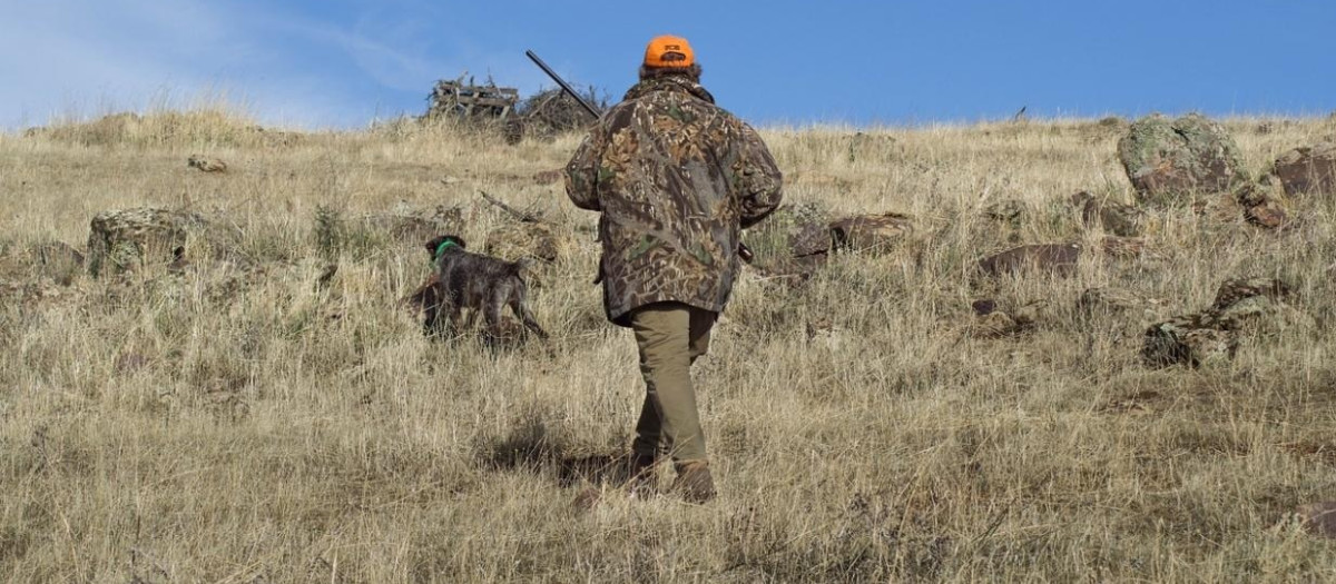 Cazador junto a su perro