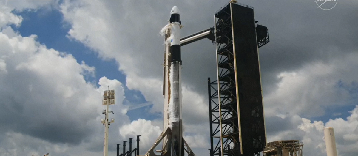 La nave espacial SpaceX Dragon, a bordo de un cohete Falcon 9, que transporta la misión Crew-11 de la NASA momentos antes del despegue