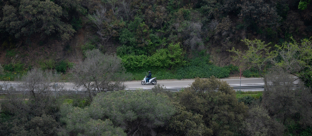 Una moto circula por la carretera de l’Arrabassada, en Barcelona