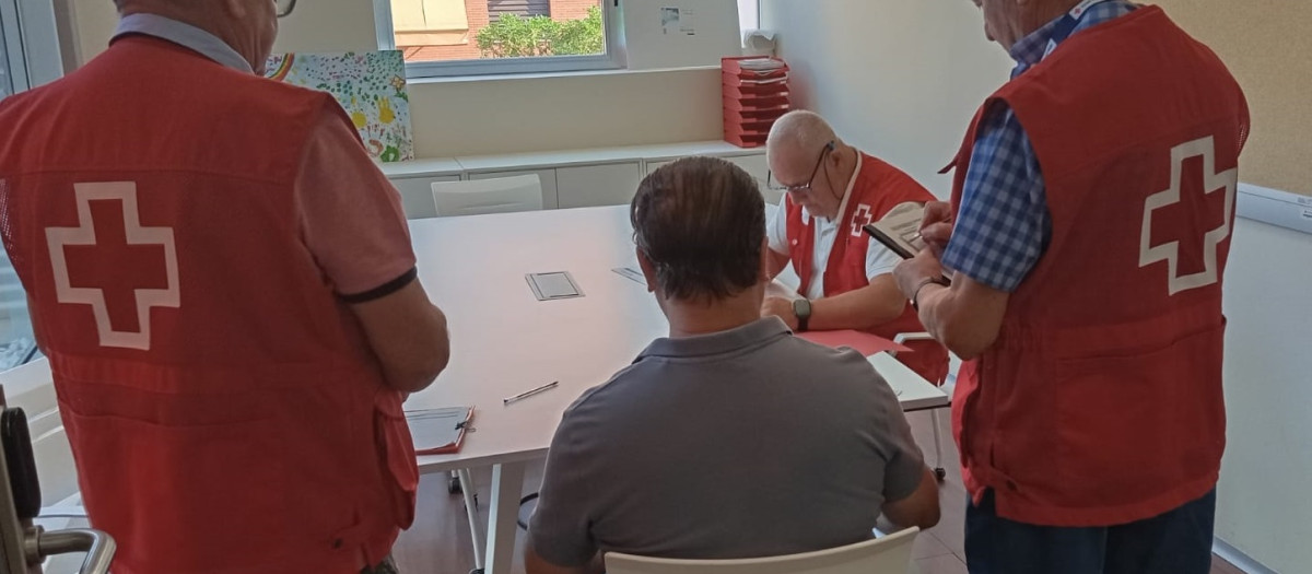 Reparto de vales de comida por Cruz Roja