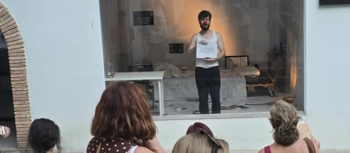 De esta manera, el actor jiennense ha querido denunciar la situación de precariedad de su gremio