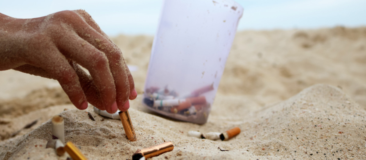 Cigarrillos en la arena de una playa