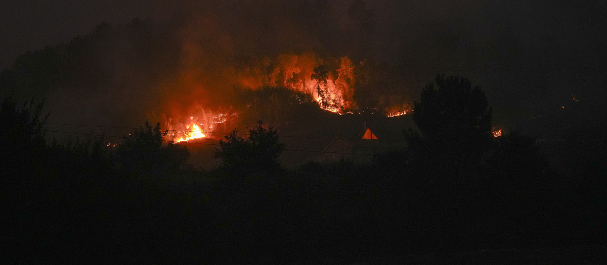 (Foto de ARCHIVO)
Vista del incendio, a 30 de julio de 2025, en A Cañiza, Pontevedra, Galicia (España). El municipio pontevedrés registra dos incendios simultáneos, que se han iniciado en la tarde de este miércoles. Uno de ellos, en la parroquia de O Couto, ha obligado a que se decrete la 'Situación 2' como medida preventiva, ante la proximidad a viviendas del núcleo de Nogueiró.  Según informa la Consellería do Medio Rural, el fuego se inició a las 16.23 horas y, según las últimas estimaciones provisionales ha quemado ya alrededor de 100 hectáreas. El segundo de los fuegos de esta localidad, según fuentes del departamento autonómico consultadas por Europa Press, se ha originado en la parroquia de Oroso, en A Cañiza, sobre las 16,14 horas y todavía no hay una estimación de superficie afectada.

Adrián Irago / Europa Press
30 JULIO 2025;FUEGO;INCENDIO;PONTEVEDRA;GALIZA;EXTINCIÓN;
30/7/2025