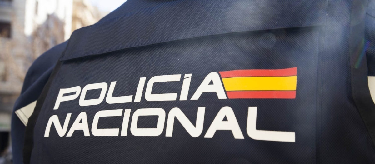 Un agente de la Policía Nacional