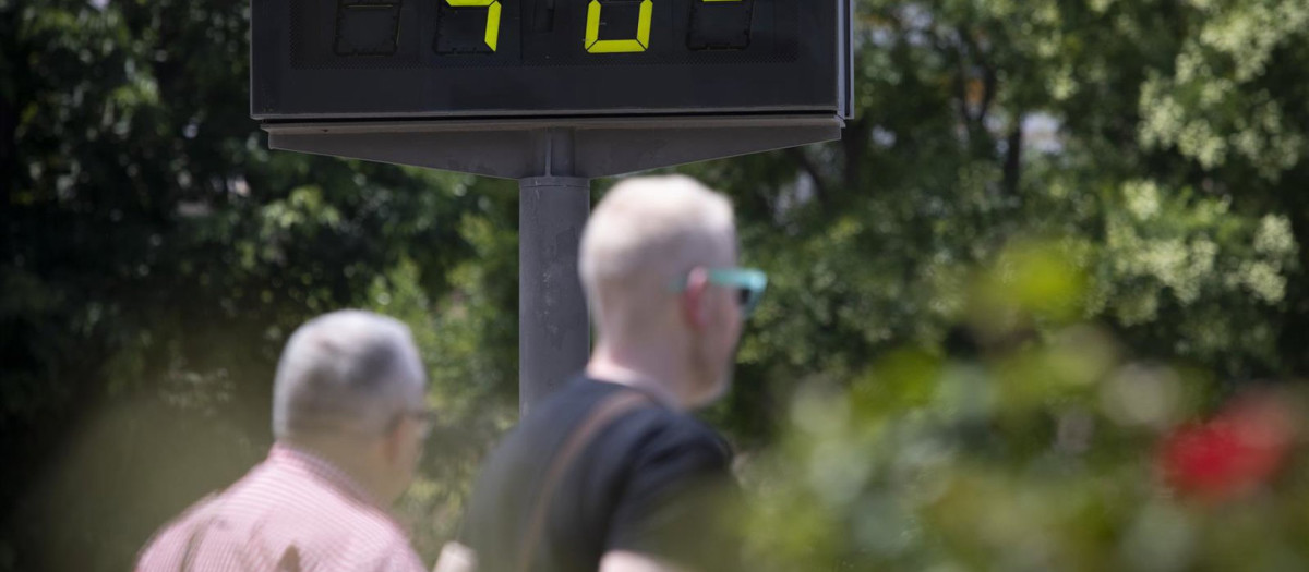 16/06/2023 Termómetro de calle marcando 40 grados. A 16 de junio de 2023, en Sevilla (Andalucía, España). La Agencia Estatal de Meteorología (Aemet) tiene previsto activar este viernes, 16 de junio, avisos de nivel amarillo por temperaturas máximas de 38 grados en puntos de las provincias andaluzas de Huelva, Sevilla, Córdoba y Jaén.
POLITICA 
María José López - Europa Press