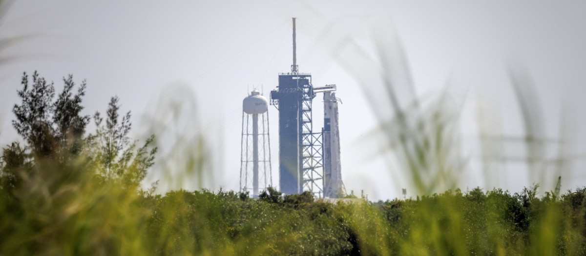 La nave espacial SpaceX Dragon, a bordo de un cohete Falcon 9, que transporta la misión Crew 11 de la NASA, se encuentra acoplada al Complejo de Lanzamiento 39A como parte de los preparativos para su segundo intento de lanzamiento en el Centro Espacial Kennedy en Florida