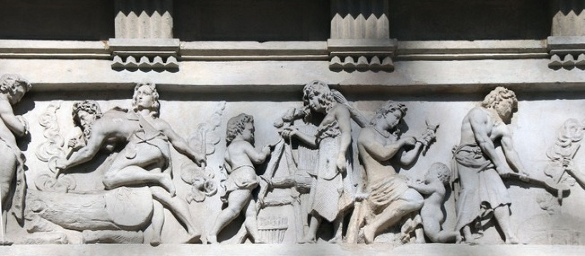 Detalle del friso de Rossend Nobas