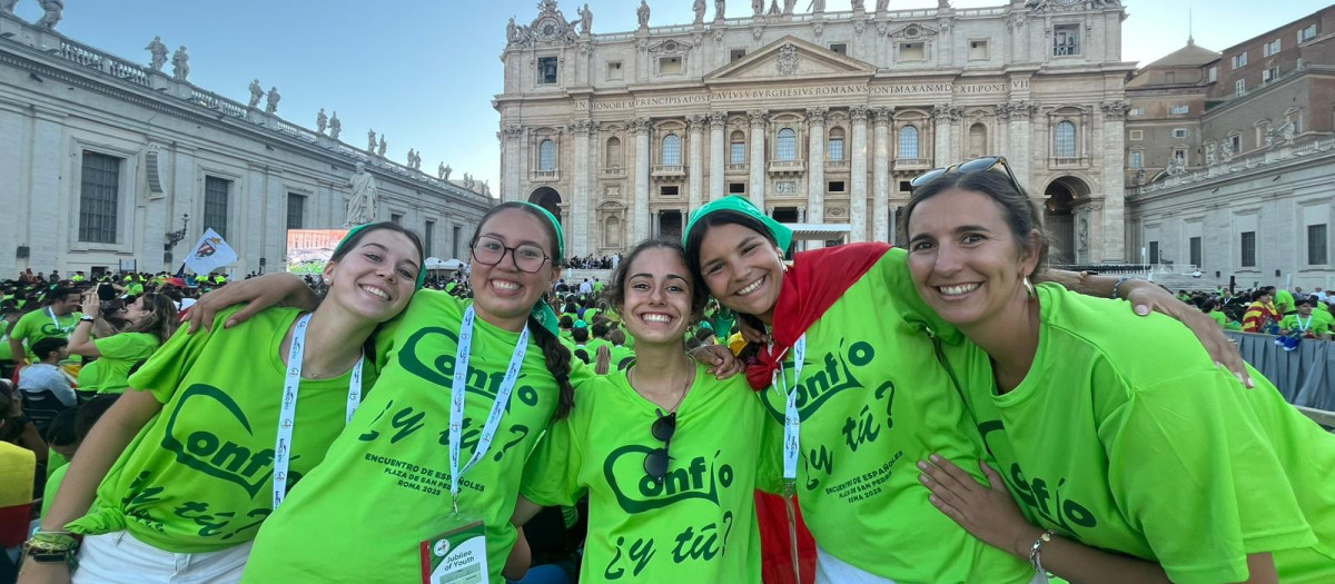Jóvenes españolas emocionadas de poder participar del evento en el Vaticano