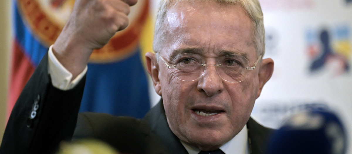 Álvaro Uribe denuncia sesgo político y atropello judicial tras ser condenado a prisión domiciliaria