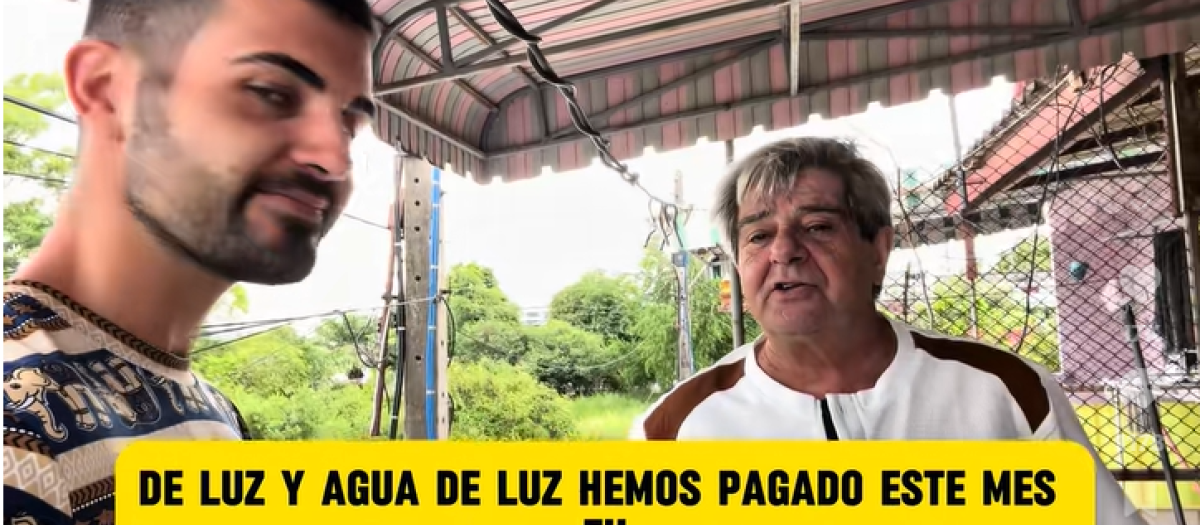 Rafa, el jubilado que se ha mudado a Tailandia, con Sergio Castillo, que le grabó.