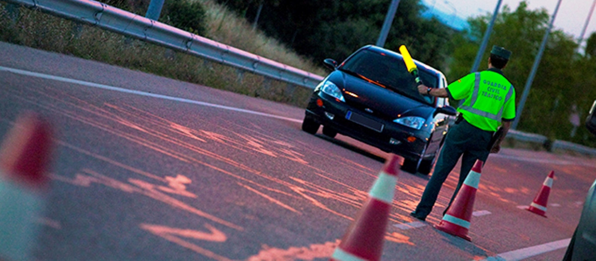 Una agente de la Guardia Civil en un control nocturno