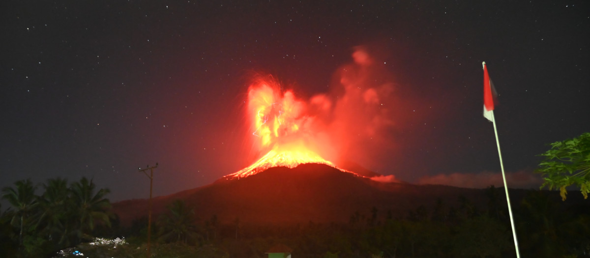 Las autoridades de Indonesia reactivaron este sábado la alerta máxima, de nivel IV, por una nueva erupción del volcán Lewotobi Laki-Laki, en la isla oriental de Flores, donde esta madrugada una columna de cenizas se elevó 18 kilómetros desde el cráter