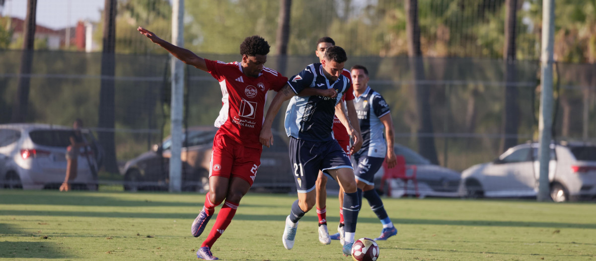 Carlos Albarrán pelea por un balón con un jugador de Al-Arabi